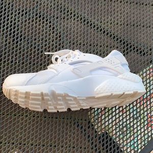 WHITE NIKE HURACHES